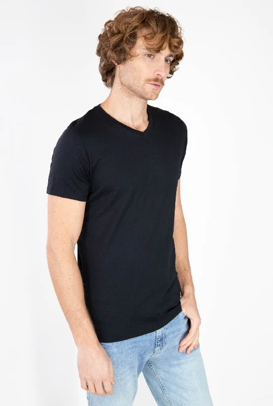 T-SHIRT NEGRA CUELLO V